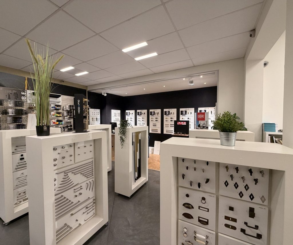 Deurbeslag en meubelbeslag tentoongesteld in de winkel van ijzerwaren ’t Pannenhuis in Kalmthout, met een ruim assortiment in verschillende stijlen en afwerkingen.