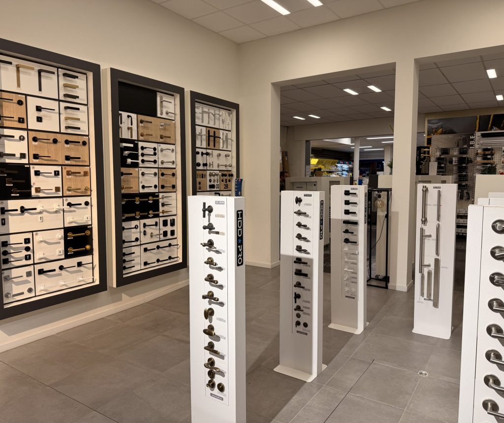 Deurbeslag zoals deurklinken en deuraccessoires in de winkel van ijzerwaren ’t Pannenhuis in Kalmthout, overzichtelijk gepresenteerd in verschillende stijlen.